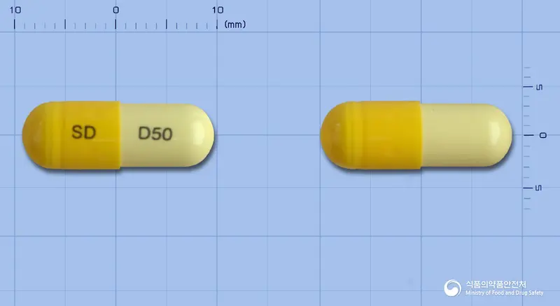 디셀린캡슐(디아세레인) 앞뒤 사진 (노란색 캡슐, 각인 SD D50)