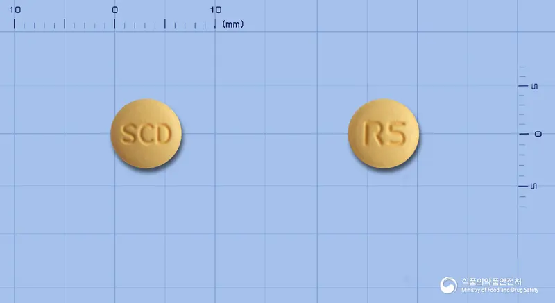 로수틴정5밀리그램(로수바스타틴칼슘) 앞뒤 사진 (주황색 원형, 각인 SCD / R5)