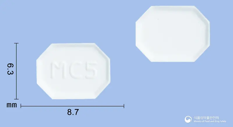 엠로디핀정(암로디핀베실산염) 앞뒤 사진 (흰색 팔각형, 각인 MC5)