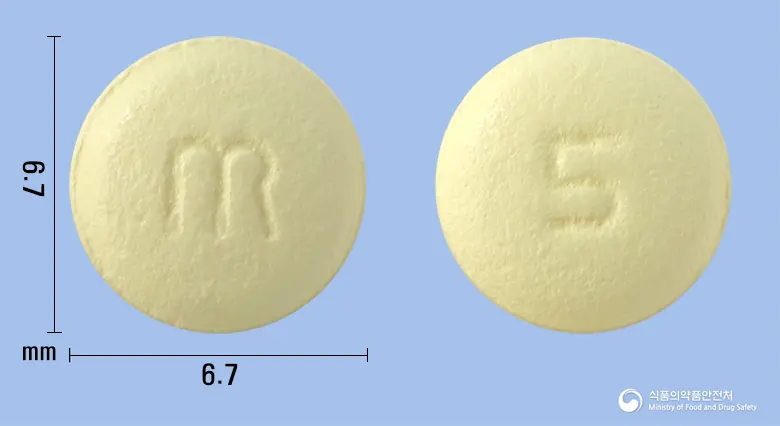 유나케어정5mg(솔리페나신숙신산염) 앞뒤 사진 (노란색 원형, 각인 5)
