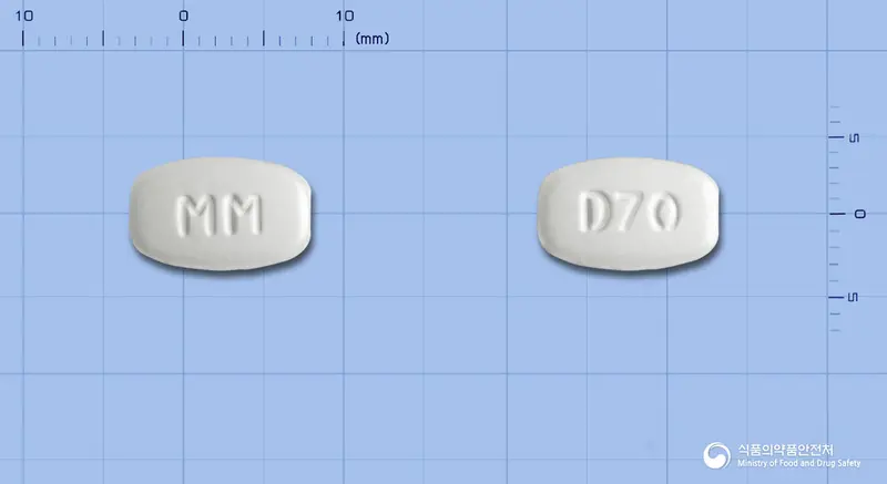 본필플러스디정 앞뒤 사진 (흰색 타원형, 각인 MM / D70)