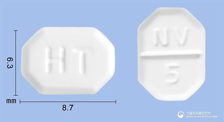 노브디핀정5mg(암로디핀베실산염) 앞뒤 사진 (흰색 팔각형, 각인 HT / NV 5)