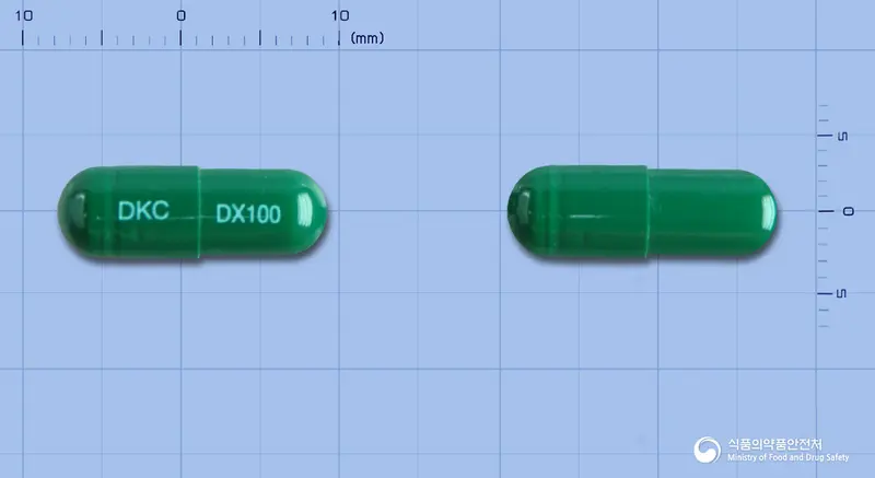 독시라마이신캡슐100mg(독시사이클린수화물) 앞뒤 사진 (초록색 캡슐, 각인 DKC DX100)