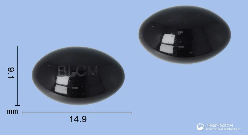 블루콜엠연질캡슐 앞뒤 사진 (검은색 캡슐, 각인 BLCM)