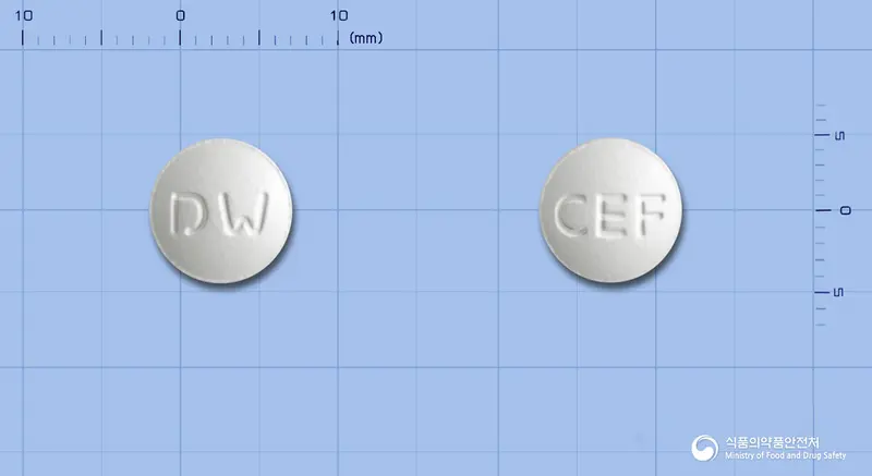 세프록틸정(세프포독심프록세틸) 앞뒤 사진 (흰색 원형, 각인 DW / CEF)