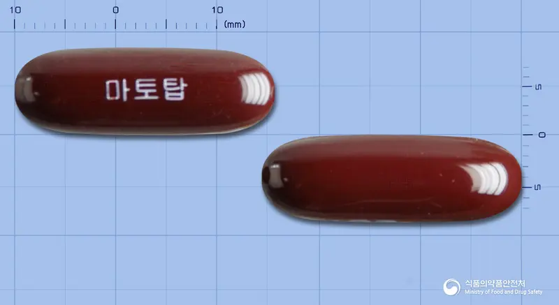 마토탑연질캡슐 앞뒤 사진 (갈색 캡슐, 각인 마토탑)