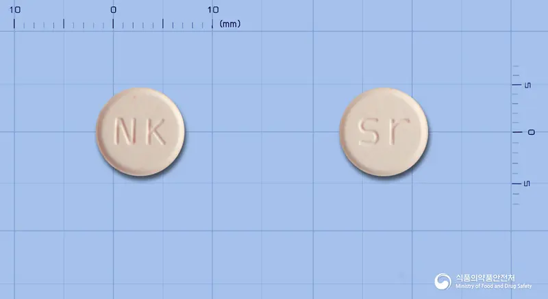 스도나제정(스트렙토키나제·스트렙토도르나제) 앞뒤 사진 (분홍색 원형, 각인 NK / sr)