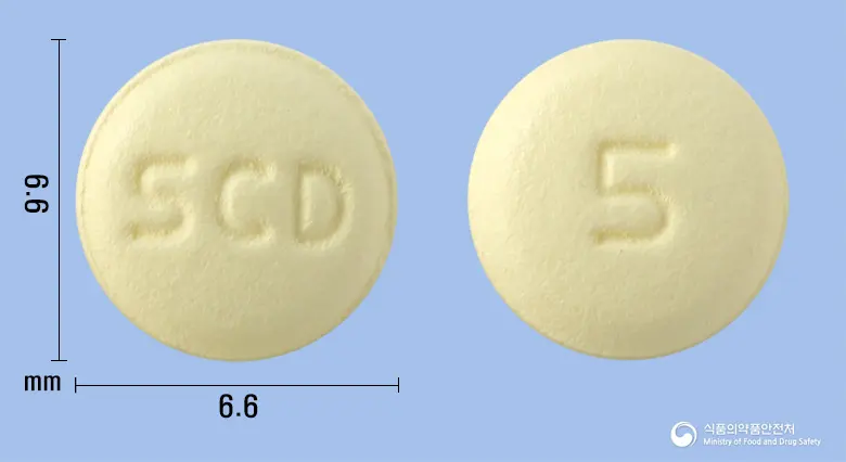 베시민정5mg(솔리페나신숙신산염) 앞뒤 사진 (노란색 원형, 각인 SCD / 5)