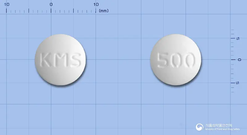 메폴린정500mg(메트포르민염산염) 앞뒤 사진 (흰색 원형, 각인 KMS / 500)