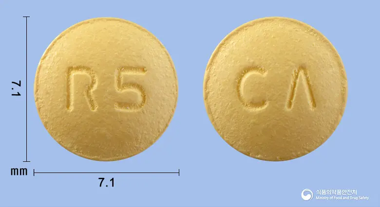 슈바스타정5mg(로수바스타틴칼슘) 앞뒤 사진 (노란색 원형, 각인 R5 / CΛ)