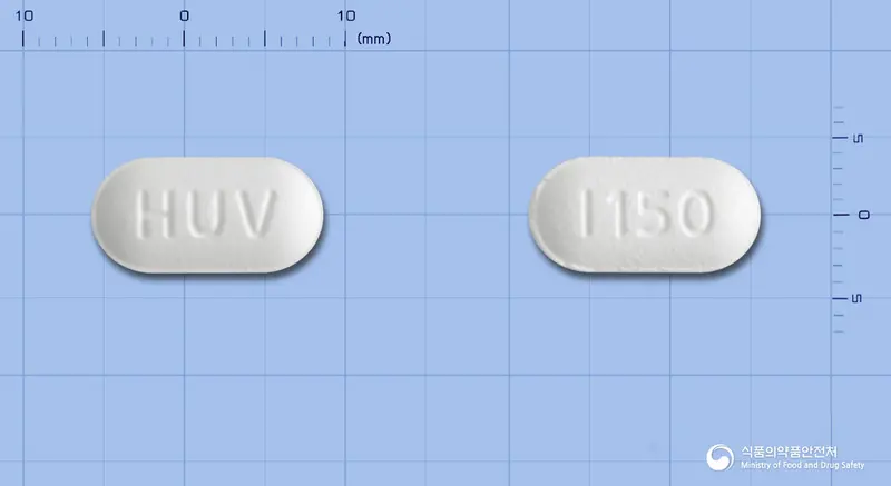 본이반정150밀리그램(이반드론산나트륨일수화물) 앞뒤 사진 (흰색 장방형, 각인 HUV / I150)