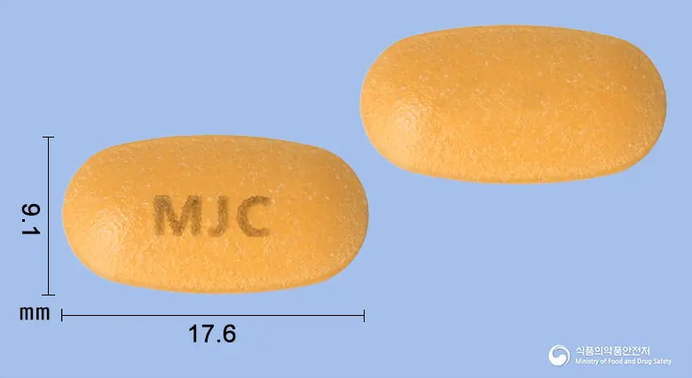 메모릴엠정(콜린알포세레이트) 앞뒤 사진 (주황색 타원형, 각인 MJC)