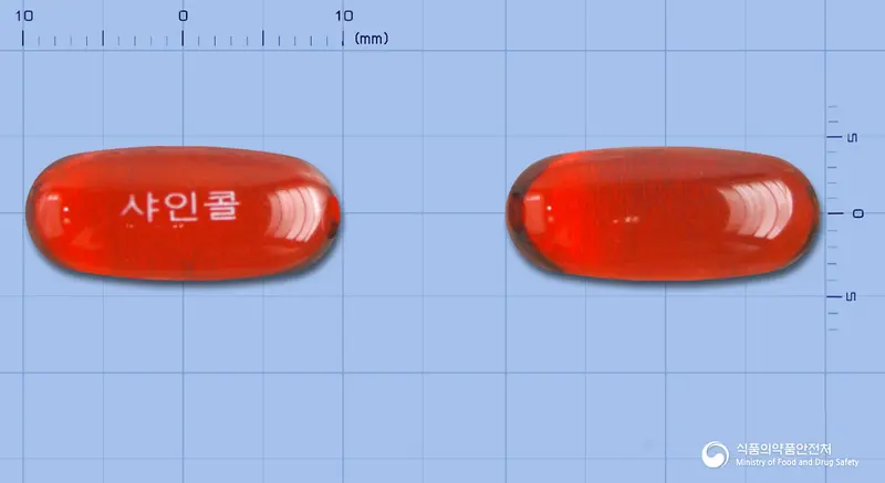 샤인콜연질캡슐 앞뒤 사진 (빨간색·투명 캡슐, 각인 샤인콜)