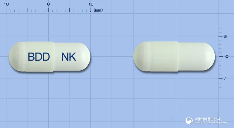 헤파토캡슐 앞뒤 사진 (흰색 캡슐, 각인 BDD NK)