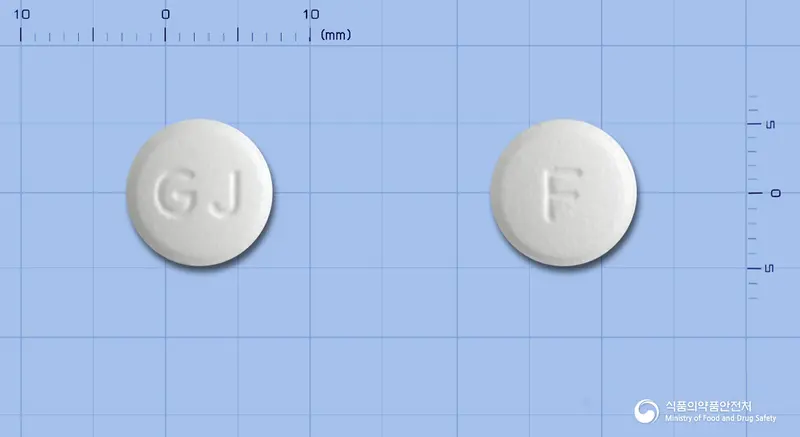 팜시드린정250mg(팜시클로비르) 앞뒤 사진 (흰색 원형, 각인 F)