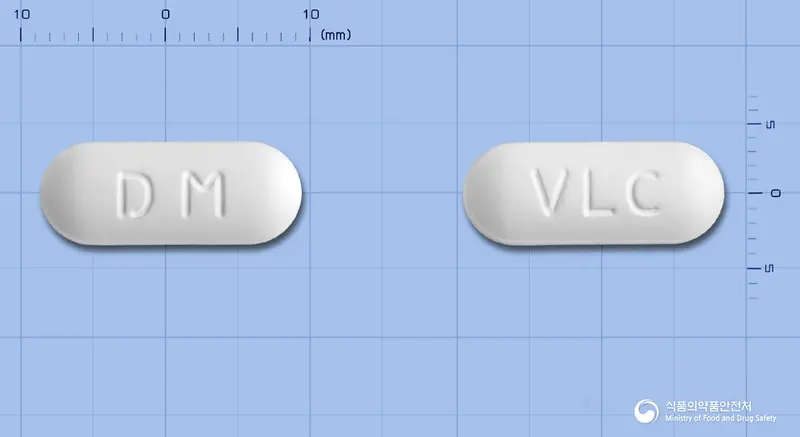 발트맥스정(발라시클로비르염산염) 앞뒤 사진 (흰색 장방형, 각인 DM / VLC)