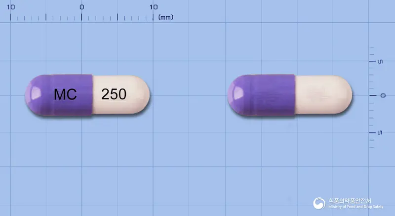 케플라캡슐250밀리그램(세파클러수화물) 앞뒤 사진 (보라색 캡슐, 각인 MC 250)