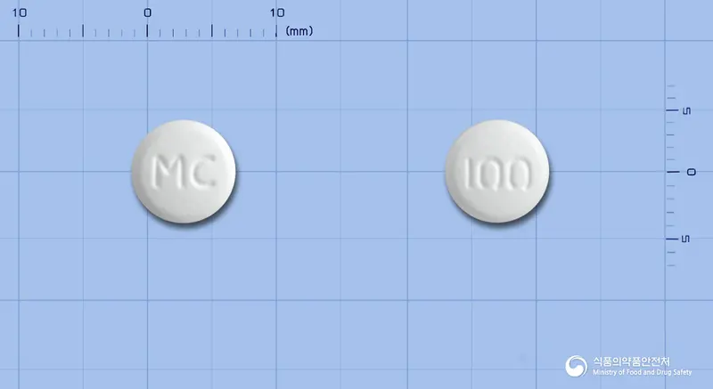 케미파드정100밀리그램(레바미피드) 앞뒤 사진 (흰색 원형, 각인 MC / 100)