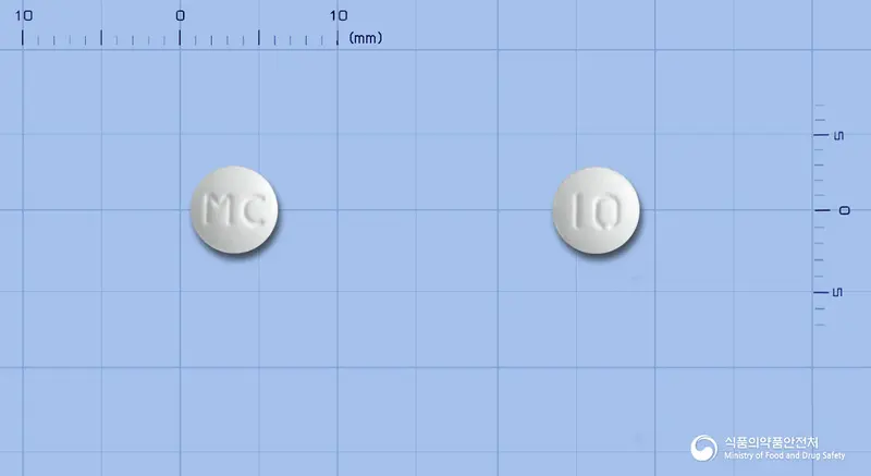 리피탄정10밀리그램(아토르바스타틴칼슘수화물) 앞뒤 사진 (흰색 원형, 각인 MC / 10)
