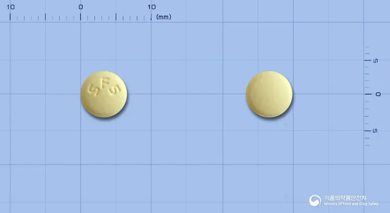 큐어나신정5mg(솔리페나신숙신산염) 앞뒤 사진 (노란색 원형, 각인 SF5)