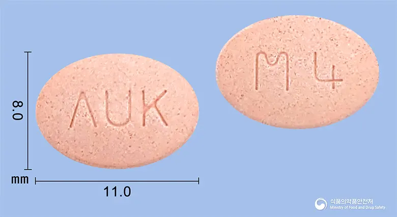 몬테스코츄정4mg(몬테루카스트나트륨) 앞뒤 사진 (분홍색 타원형, 각인 ΛUK / M4)
