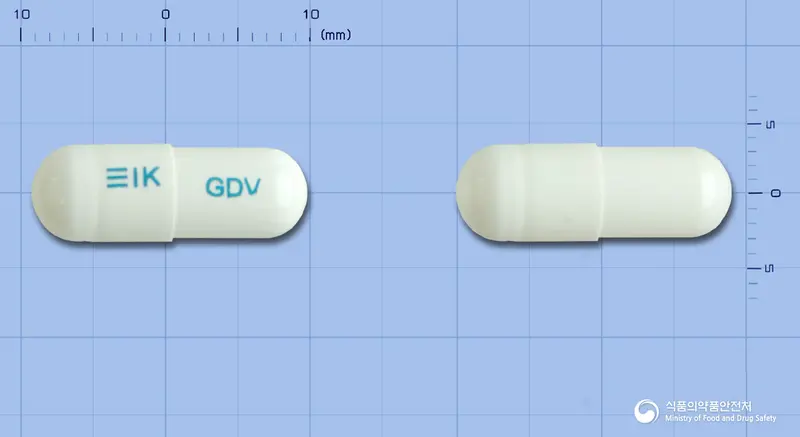 간디바캡슐 앞뒤 사진 (흰색 캡슐, 각인 GDV)