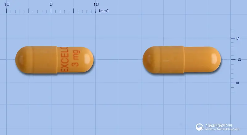 엑셀씨캡슐3밀리그램(리바스티그민타르타르산염) 앞뒤 사진 (주황색 캡슐, 각인 EXCELC 3mg)