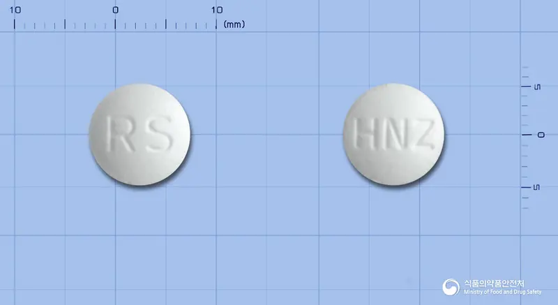휴니즈록시트로마이신정 앞뒤 사진 (흰색 원형, 각인 RS / HNZ)