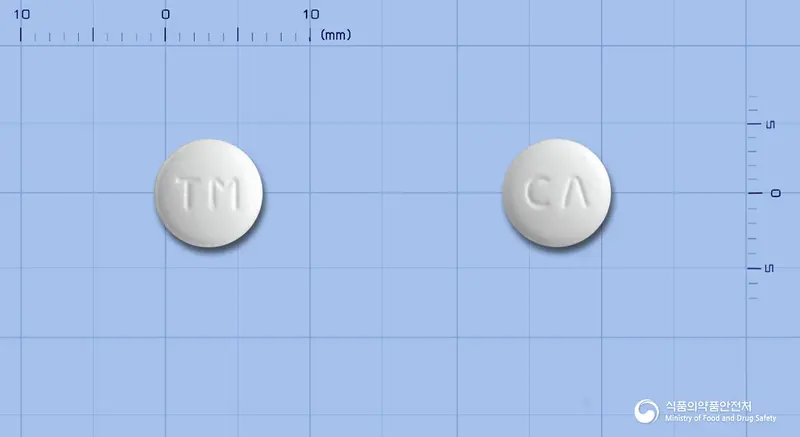 티로아민정(티로프라미드염산염) 앞뒤 사진 (흰색 원형, 각인 TM / CΛ)