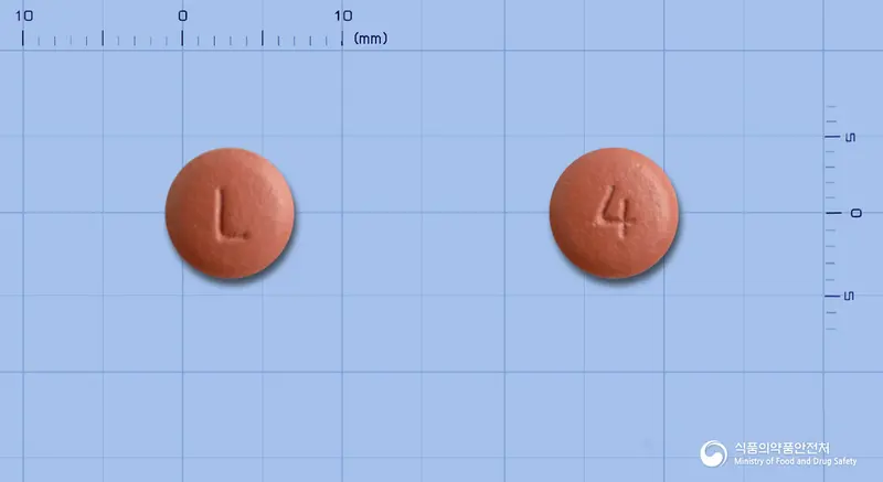 올메디핀정10/40밀리그램(암로디핀, 올메사르탄) 앞뒤 사진 (빨간색 원형, 각인 L / 4)