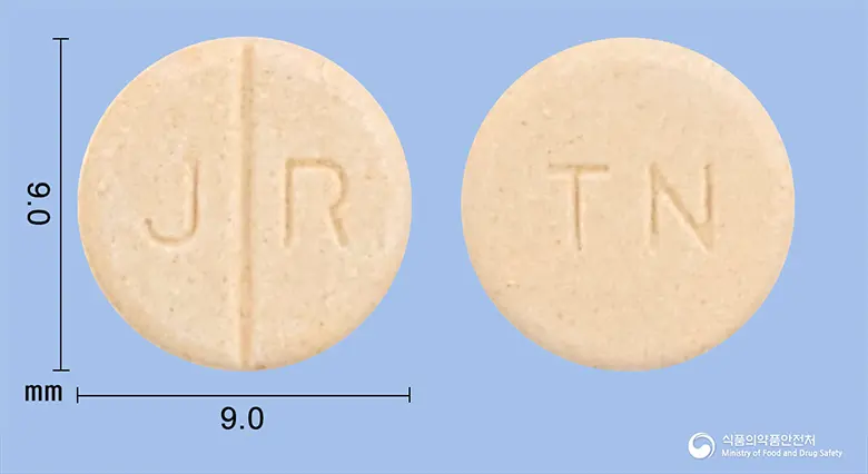 세토나제정(스트렙토키나제·스트렙토도르나제) 앞뒤 사진 (분홍색 원형, 각인 J R / TN)