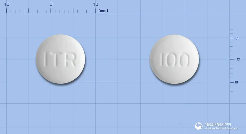 이트라녹스정(이트라코나졸고체분산체) 앞뒤 사진 (흰색 원형, 각인 ITR / 100)