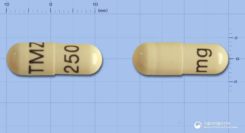 테몰드캡슐250밀리그램(테모졸로미드) 앞뒤 사진 (노란색 캡슐, 각인 TMZ250mg)