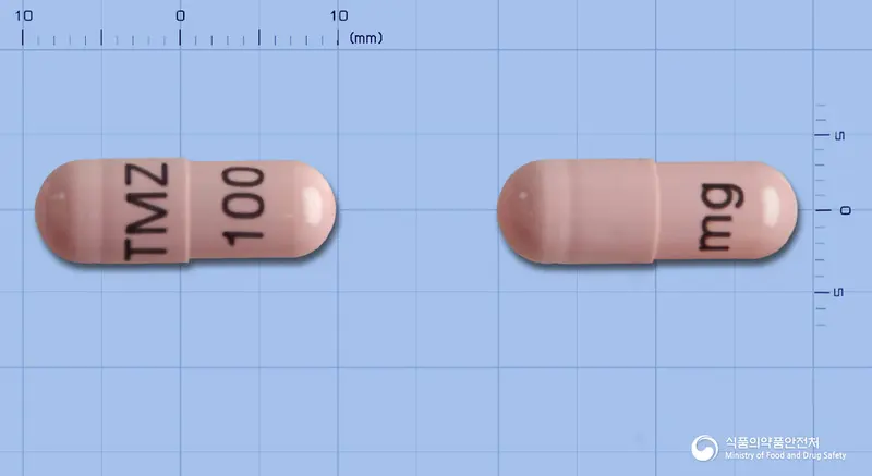 테몰드캡슐100밀리그램(테모졸로미드) 앞뒤 사진 (분홍색 캡슐, 각인 TMZ100mg)