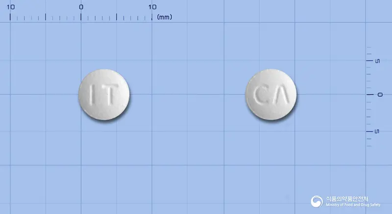 이토라민정(이토프리드염산염) 앞뒤 사진 (흰색 원형, 각인 IT / CΛ)
