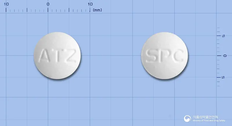 아트졸정(이트라코나졸고체분산체) 앞뒤 사진 (흰색 원형, 각인 ATZ / SPC)