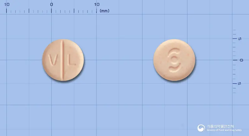 브이라제정(스트렙토키나제·스트렙토도르나제) 앞뒤 사진 (분홍색 원형, 각인 V L)