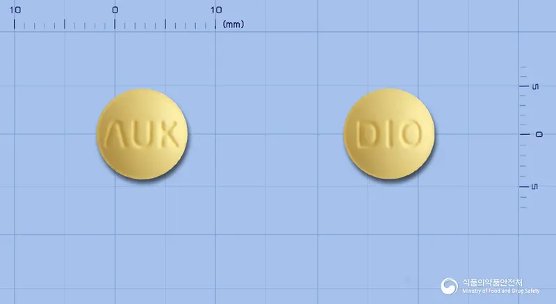 오코셉트정10mg(도네페질염산염수화물) 앞뒤 사진 (노란색 원형, 각인 ΛUK / D10)