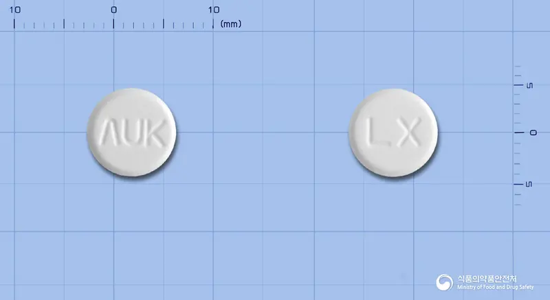 록스코정(록소프로펜나트륨수화물) 앞뒤 사진 (흰색 원형, 각인 ΛUK / LX)