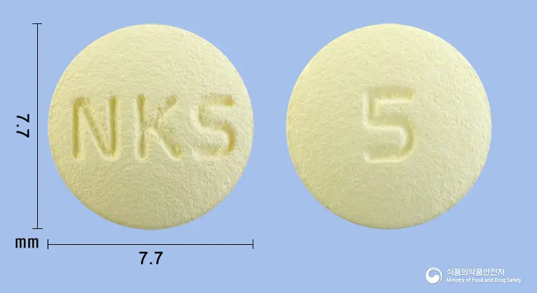 넥스페나신정5mg(솔리페나신숙신산염) 앞뒤 사진 (노란색 원형, 각인 NKS / 5)