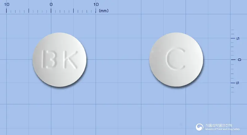 칼디벡스츄어블정 앞뒤 사진 (흰색 원형, 각인 BK / C)