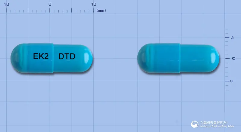 덴티드에프캡슐 앞뒤 사진 (파란색 캡슐, 각인 EK2 DTD)