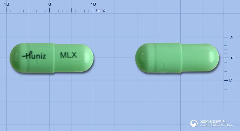 휴니즈멜록시캄캡슐7.5mg 앞뒤 사진 (초록색 캡슐, 각인 MLX)