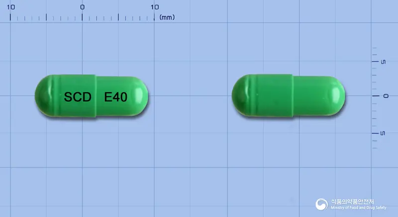 넥트라캡슐40mg(에스오메프라졸마그네슘이수화물) 앞뒤 사진 (연두색 캡슐, 각인 SCD E40)