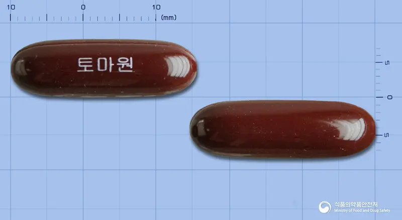 토마원연질캡슐 앞뒤 사진 (갈색 캡슐, 각인 토마원)