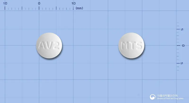 아토틴엠정20밀리그램(아토르바스타틴칼슘삼수화물) 앞뒤 사진 (흰색 원형, 각인 AV2 / MTS)