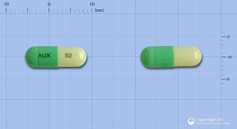 오시움캡슐20mg(에스오메프라졸마그네슘이수화물) 앞뒤 사진 (연두색 캡슐, 각인 ΛUX S2)