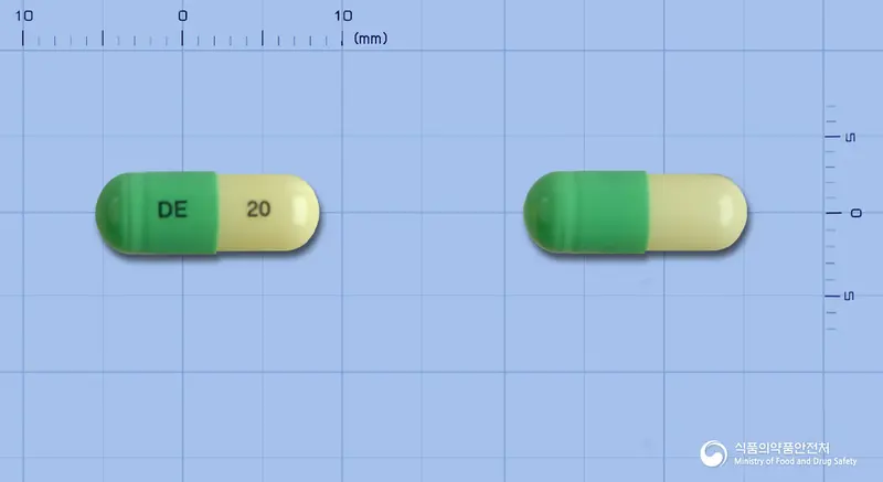 에소마크캡슐20mg(에스오메프라졸마그네슘이수화물) 앞뒤 사진 (연두색 캡슐, 각인 DE 20)