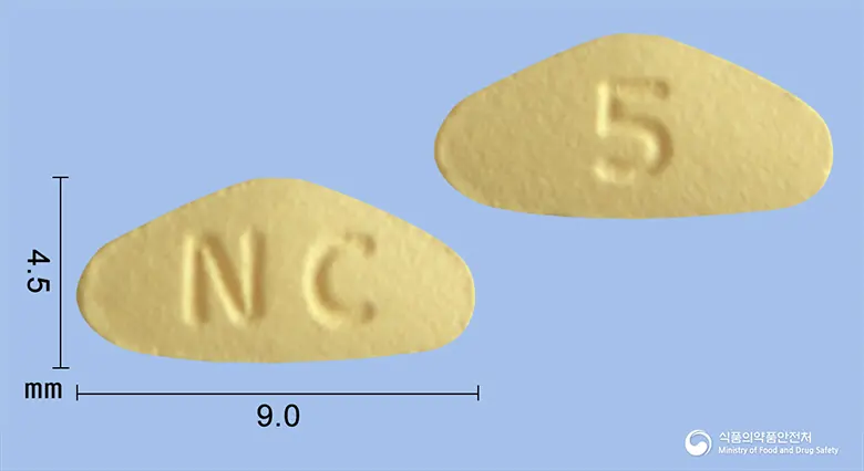 뉴씨그라정5mg(타다라필) 앞뒤 사진 (노란색 삼각형, 각인 NC / 5)