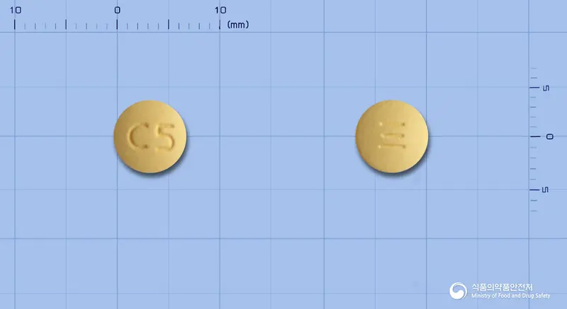 크레지정5밀리그램(로수바스타틴칼슘) 앞뒤 사진 (노란색 원형, 각인 C5)